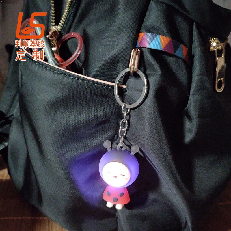 定制的硅胶立体公仔有气味是什么原因导致？